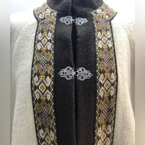 1970s Fringed Embroidered Cape in wool by A.S Evebofoss. - Picture 3 of 15